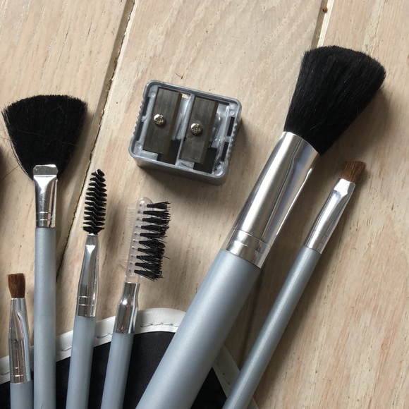 NWOT new 12 make up brushes & bag - Picture 3 of 8